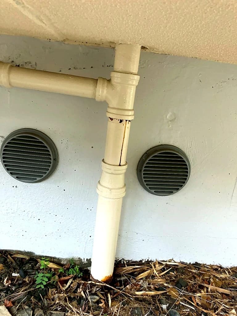 劣化・変色が見られる既設の屋外排水管