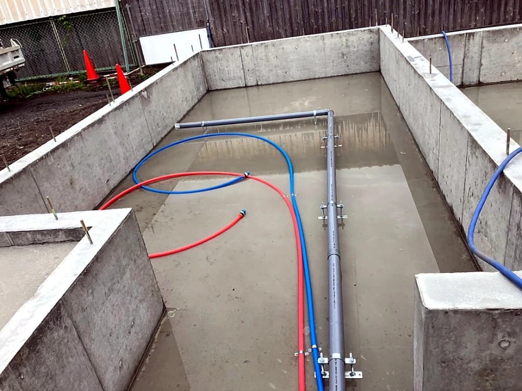 基礎内の排水管と給水・給湯管の配管ルート